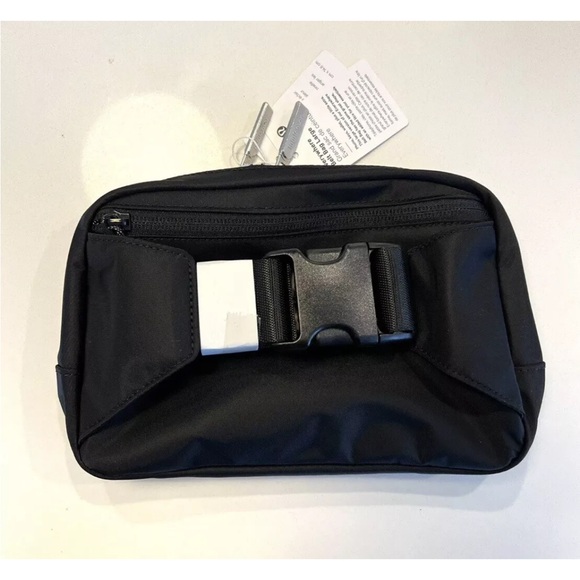 🆕 NWT Lululemon Everywhere Belt Bag 2L Black Large - Picture 6 of 10